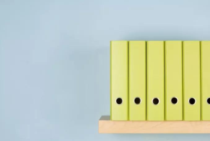 Boîtes jaunes alignées